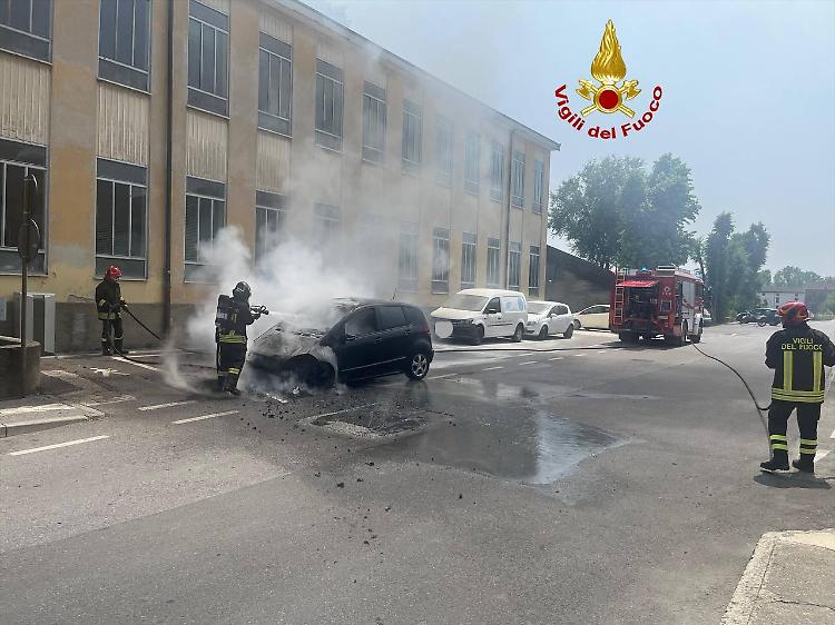 Auto in fiamme in via Dritta a Cremona, pronto intervento dei vigili del fuoco