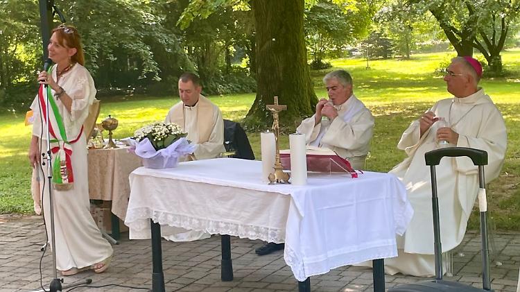 L'abbraccio del vescovo a Cremona Solidale