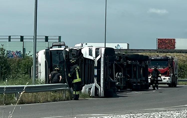 Tir ribaltato al casello dell'A21, ferito il conducente