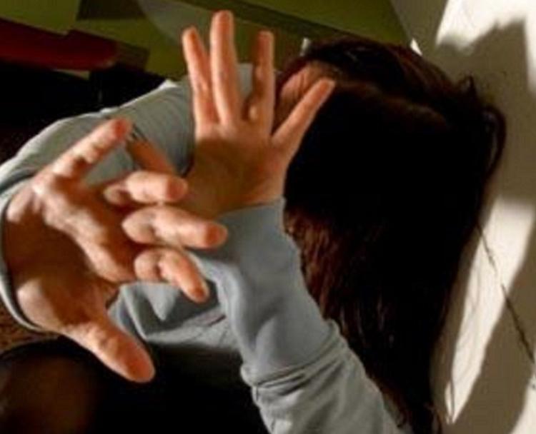 Botte alla moglie davanti ai figli: condannato