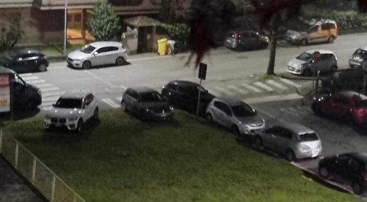 Via d’Andrea, solito caos e ‘blitz’ dei carabinieri