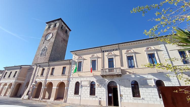 Un gesto collettivo per Leonardo: bandiere a mezz’asta e silenzio