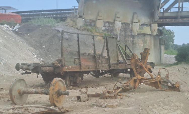 Dopo 80 anni riemerge il carro sommerso nel fiume Oglio
