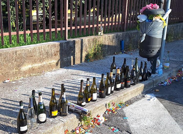 Pacioli, bottiglie di spumante vuote e stelle filanti sul marciapiede