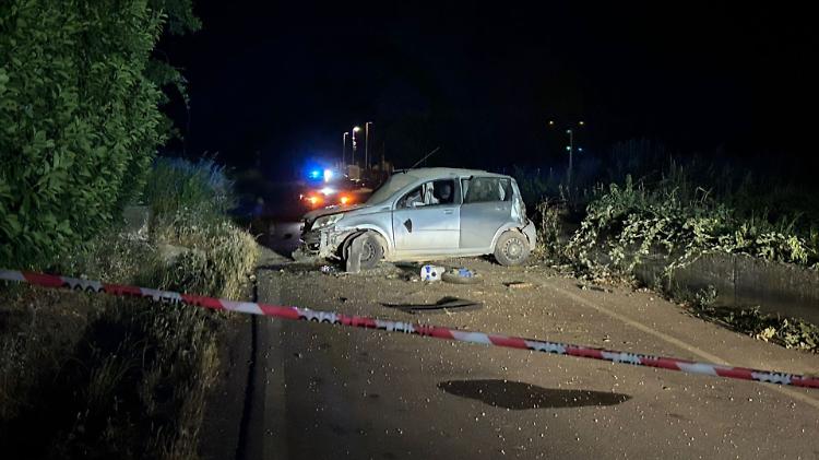 Fuori strada nella notte, 20enne in ospedale