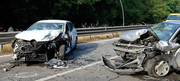 Frontale fra auto in via Milano: tre feriti, anche un tredicenne