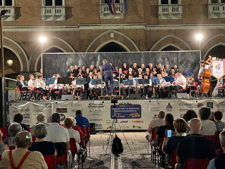 Fiera di Piazza Spagna al via con l’Estudiantina