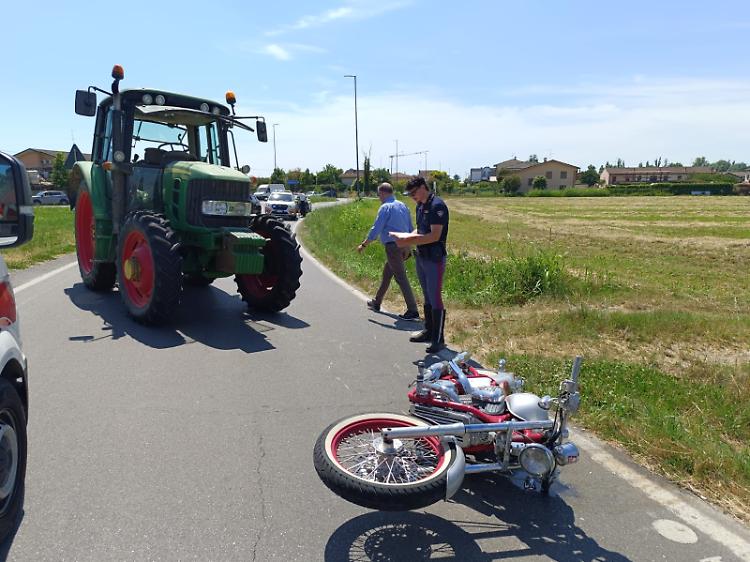 Impatto tra trattore e moto: 37enne ferito