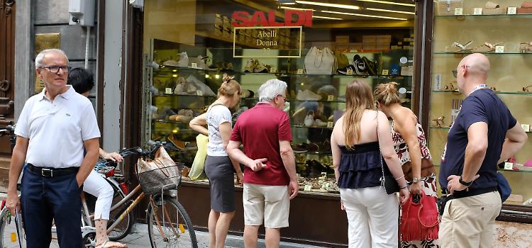 Saldi, via alla stagione e la città si riempie