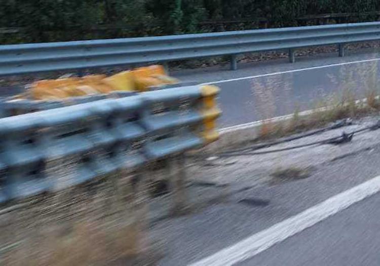 Guardrail pericoloso, protezione ancora danneggiata