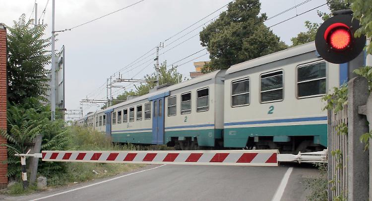 Stop ai treni, in mutande sui binari