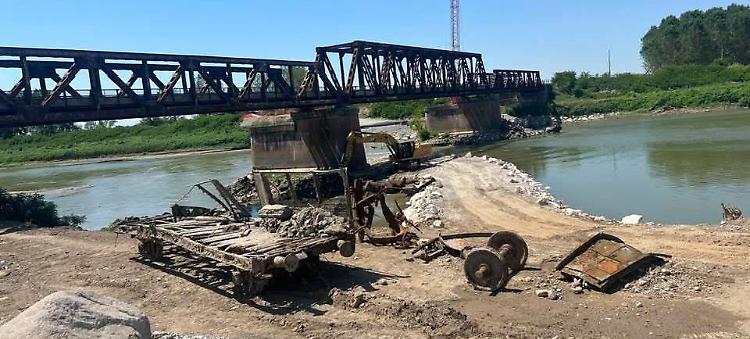 «Dedicate il ponte ai due giovani deceduti»