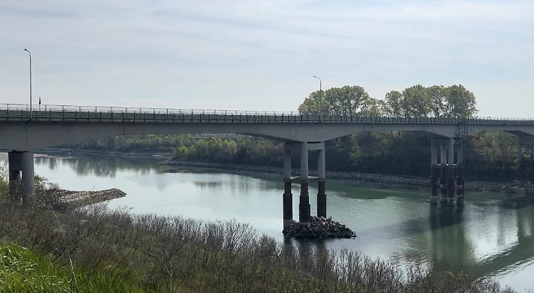 Tentato suicidio sul ponte di Isola Serafini: volontario salva una 50enne