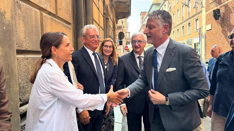 Il ministro della cultura Giuli nel Piacentino, visita a sorpresa con Foti