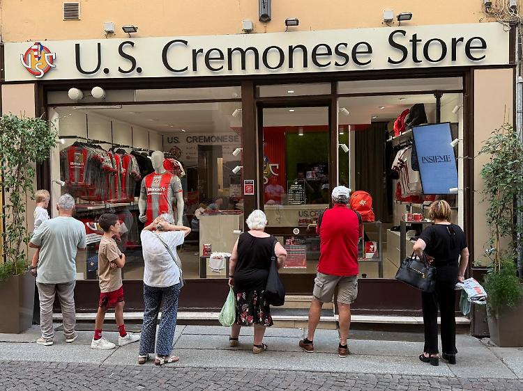 Riaperto lo store della Cremo: la maglia home va a ruba