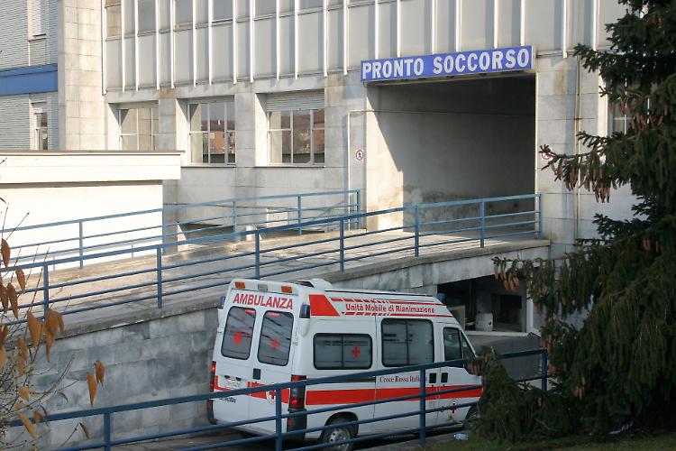 Si scatena al Pronto soccorso e aggredisce due agenti: 25enne arrestato