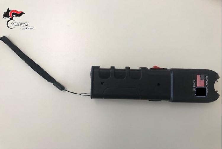 Storditore elettrico in auto: denunciato 52enne