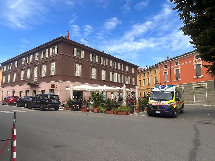 Chiusa in bagno si sente male: liberata dai carabinieri con un piede di porco