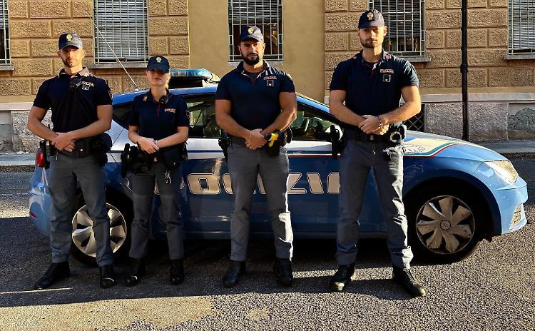 Tentato suicidio: polizia salva giovane donna cinese in bilico sul balcone