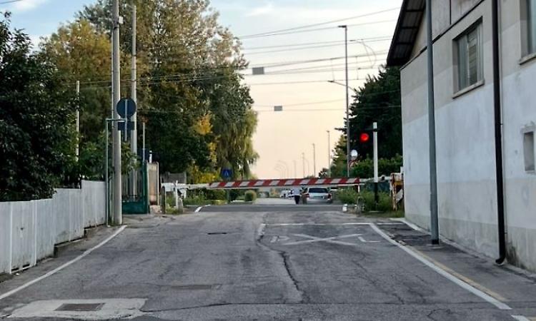 Slitta la chiusura del passaggio a livello di via Altobello