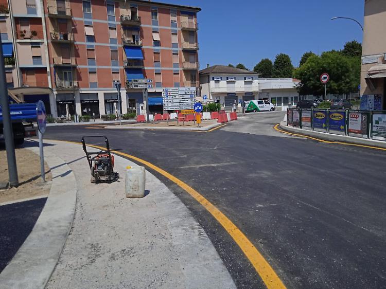 Largo Moreni: ultime asfaltature, venerdì riapertura generale