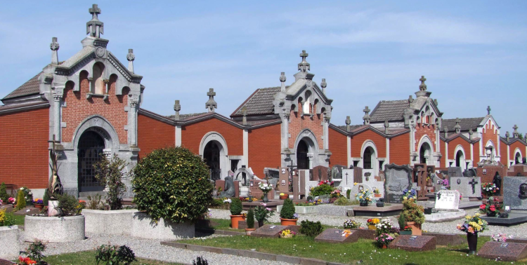 Spariscono lumini e fiori al cimitero: nuova ondata di furti