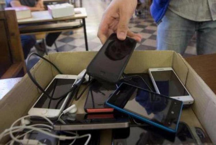 No ai cellulari a scuola I presidi: «Vigileremo»