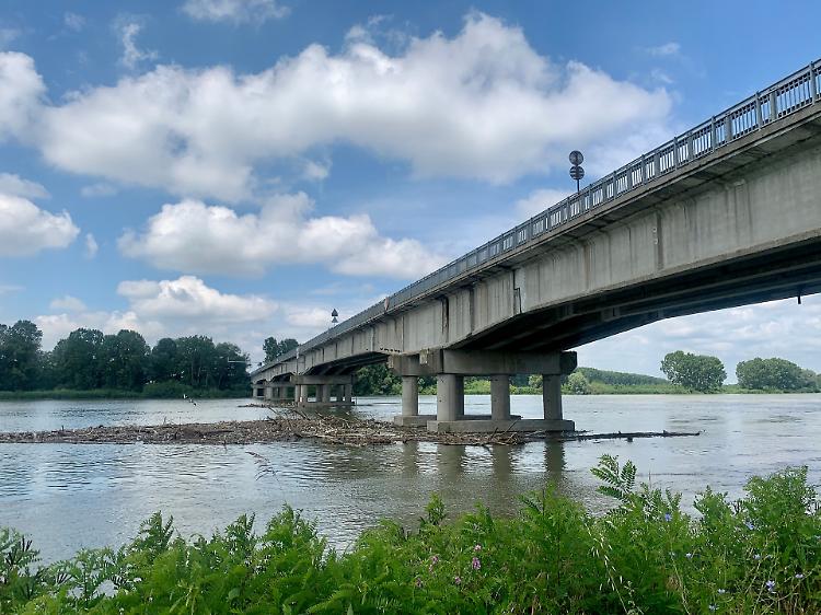 Aggressioni al semaforo sul ponte di Po: automobilisti presi di mira da una banda