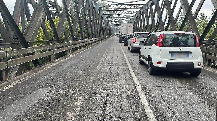 Ponte sul Po: senso unico alternato per la prova di rimozione del manto stradale