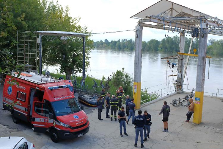 Auto affondata: Po gonfio, ricerche ancora ferme