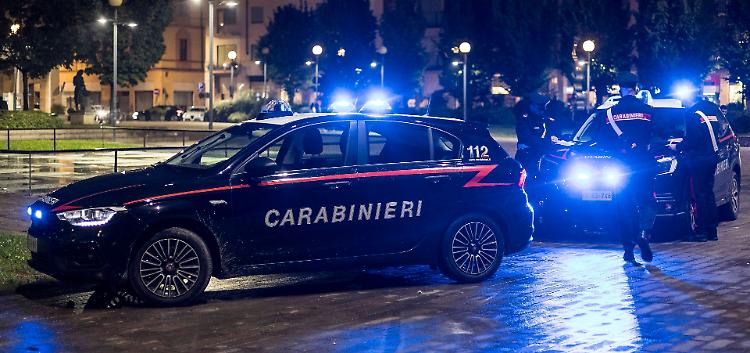 Calci e pugni ai cartelli, notte di paura in centro