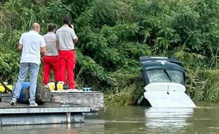 Po: sub e gru in azione, recuperati auto e corpo
