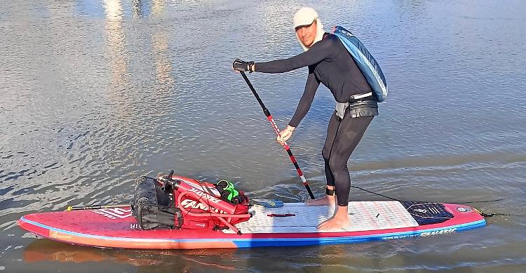 In piedi sul sup fino alla foce del fiume
