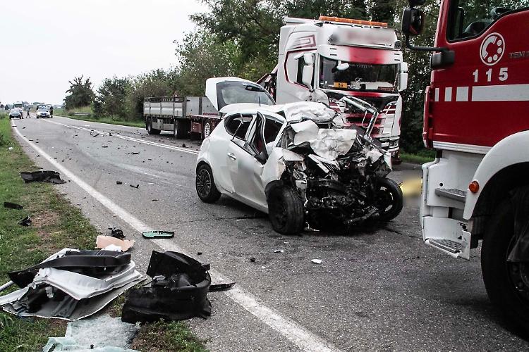 Schianto frontale sulla via Giuseppina: muore una donna di 42 anni