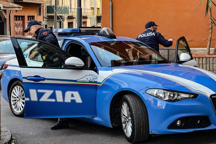 Tentava di gettarsi dal terzo piano, salvata in extremis