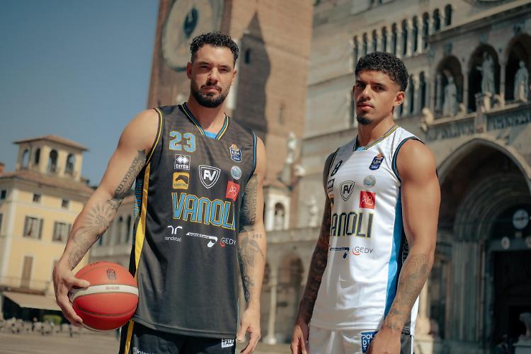 Vanoli: svelate in piazza le nuove maglie