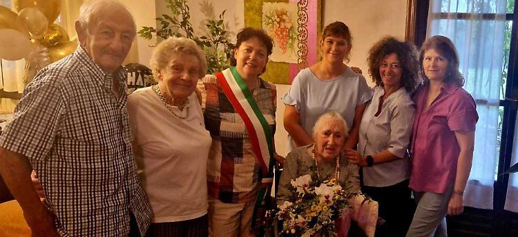 Per Elda una festa a tre cifre