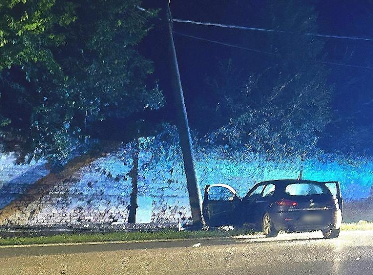 Auto fuori controllo, palo della luce abbattuto e conducente ferito
