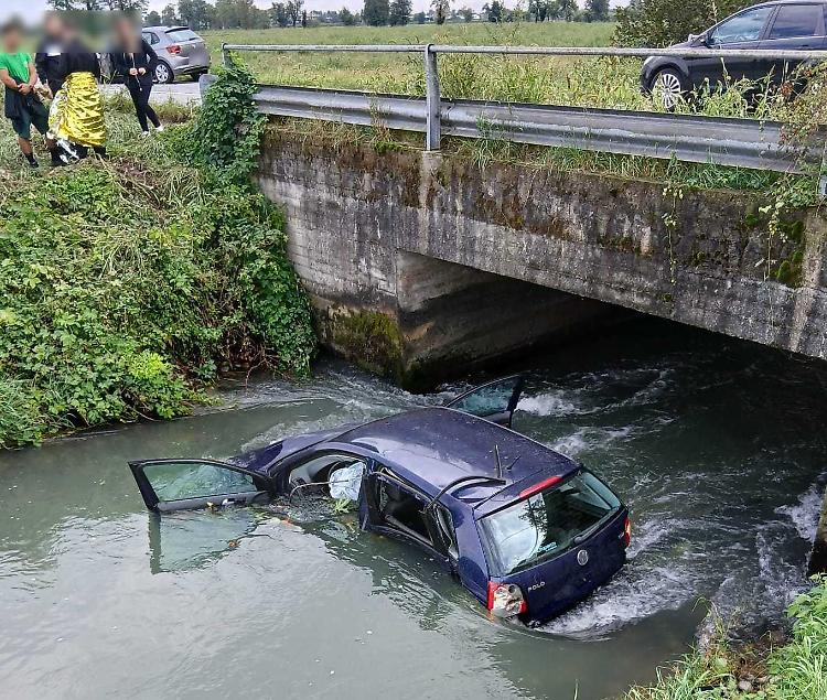 Scontro, con l'auto vola nel fosso 