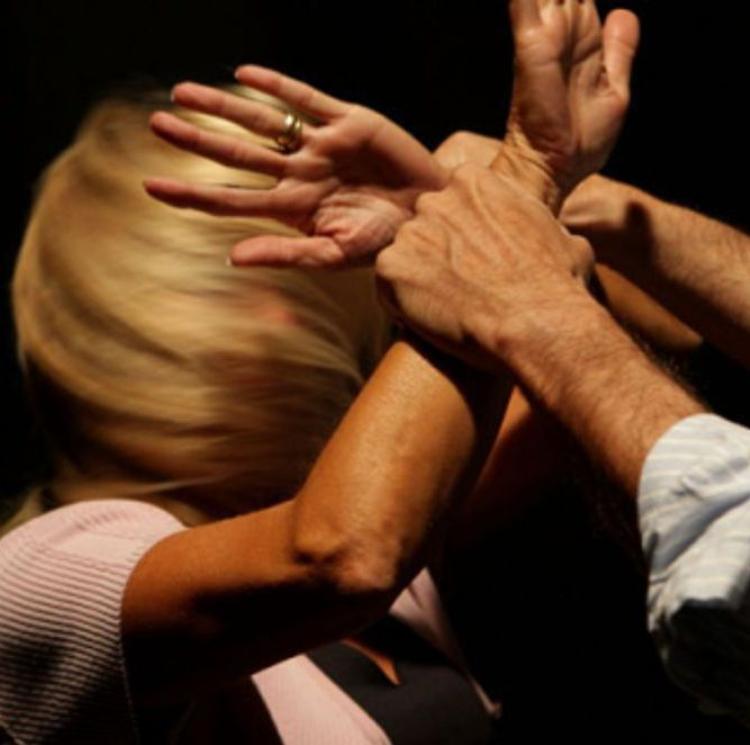 «Dall’ex calci in faccia e rapporti non consenzienti»