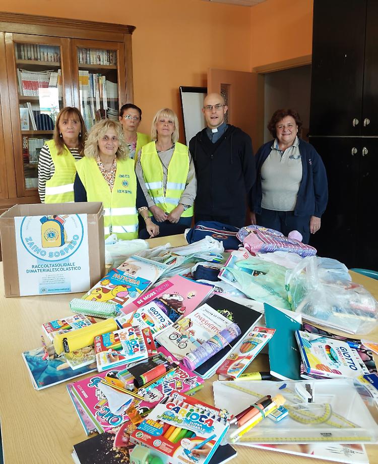 'Zaino sospeso', materiale scolastico donato ad alunni in difficoltà