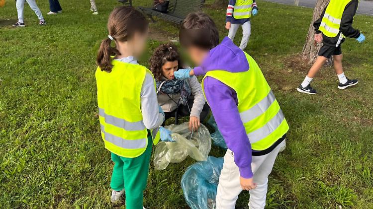Raccolta rifiuti, i bimbi delle elementari alfieri del rispetto dell'ambiente
