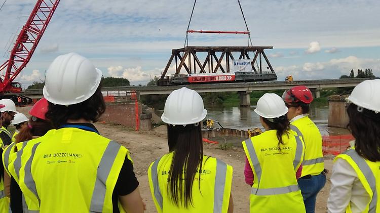 Addio al vecchio ponte ferroviario dopo 80 anni di vita