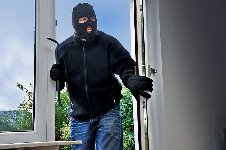 Escono per 45 minuti: al ritorno, la casa è razziata
