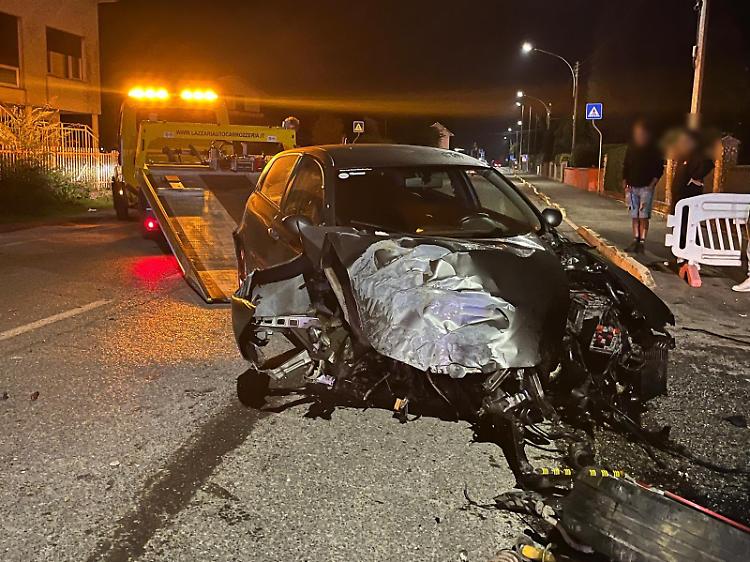 Sbandata nella notte, l’auto finisce contro una cancellata