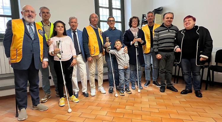 Bastoni hi tech in dono all'Uici: i non vedenti più sicuri