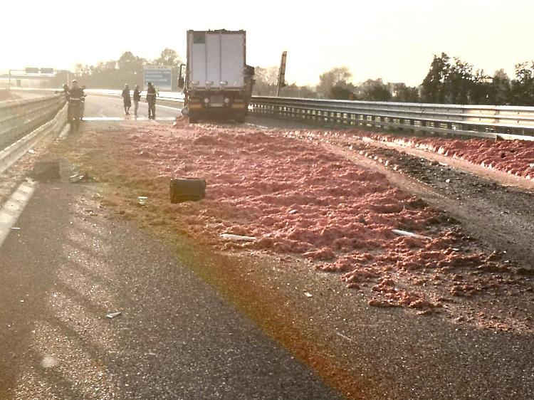 Incidente in A21: tratto chiuso tra La Villa e Caorso, ferito incastrato