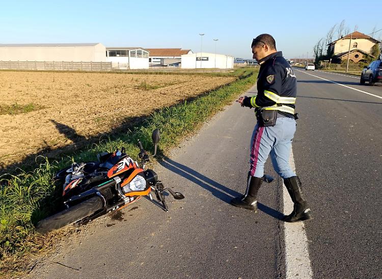 Paullese, tamponamento: 17enne cade dalla moto