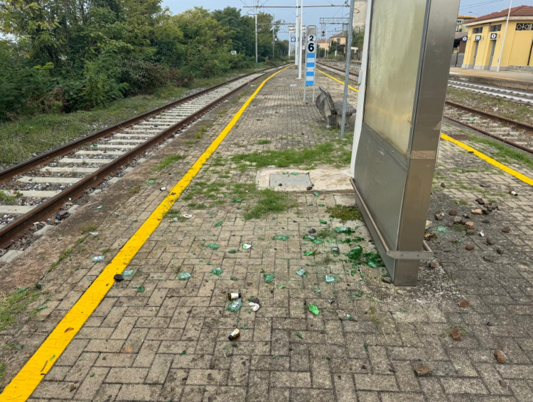 Raid vandalico alla stazione, Galbignani attacca: «La sicurezza non si garantisce con gli slogan»