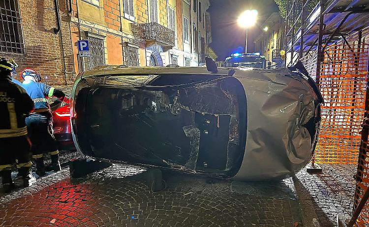 Si ribalta con l’auto e fugge, ma i carabinieri lo rintracciano: maxi multa da 3mila euro